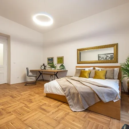 Stylish Renovated Διαμέρισμα